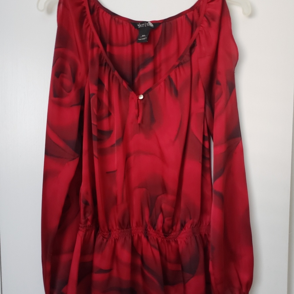 White House|black market red top